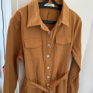 Byxdress - Supercool byxdress från Nelly. Använd på en skolavslutning, men sen bara hängt i garderoben.✨