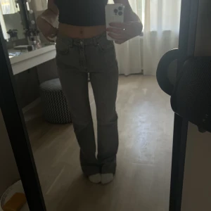 gråa jeans - gråa jeans från gina! knappast använda och säljer då jag vill köpa en annan storlek 🫶🏽
