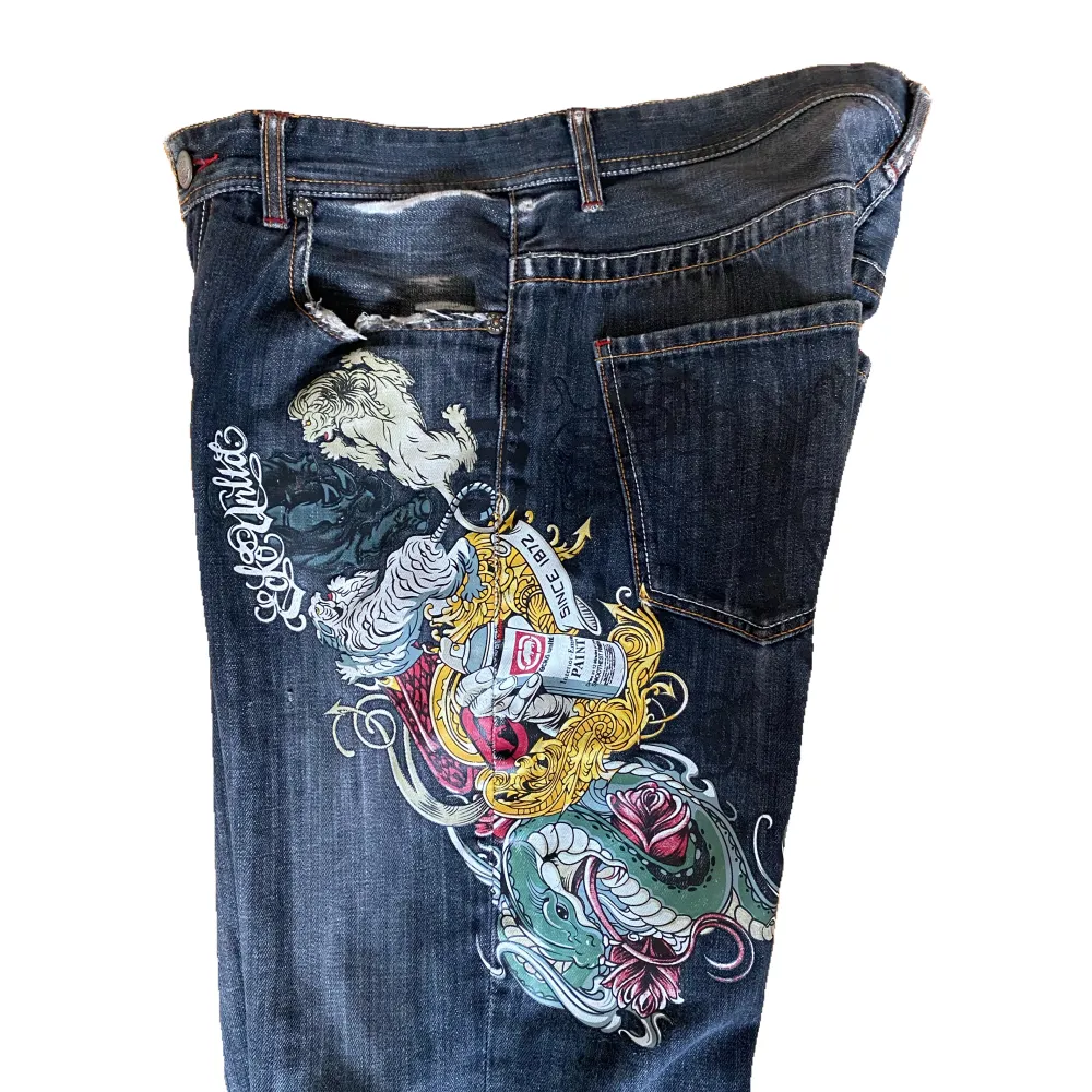 Vintage baggy Eckō Unltd jeans från 2000-talet med coolt tryck och detaljer. Jeansen är lite slitna och har ett hål vid slutet av benet på baksidan men fotfarande i helt okej skick. Känn dig fri att fråga om du undrar något!. Jeans & Byxor.