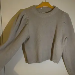 En stickad tröja från ONLY, knappt använd, beige/grå färg
