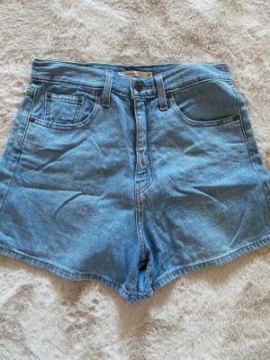Levis shorts - Shorts från Levis, i princip oanvända. I storlek 27 i modellen ”high loose”. Nypris 499.  