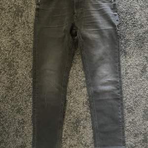 Ett par jeans från Lee i modellen daren zip fly. De är i storlek 31/32 men är uppsydda cirka 3cm (med originalmudden kvar), passar mig som är 186. Ny pris var 1199. Använda endast 2 gånger
