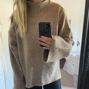 mysig stickad - brun/beige stickad tröja från Ginatricot🫶🏽 storlek L (sitter mer som en M)