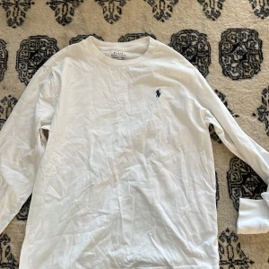 Vit lång ärmar Ralph lauren tröja för barn - Vit långärmad Ralph lauren tröja för barn, perfekt för sommaren eftersom den är lite tunnare, kommer strykas innan försäljning, beställd från Ralph laurens egna hemsida