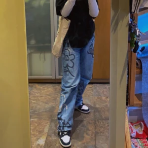 Jeans - blåa jeans med lite mönster på. använt mycket  lite söndriga(visas på bild) 