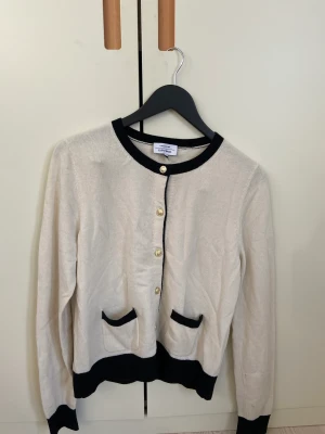 Otter stories kofta - Säljer denna jätte fina kofta från Otter stories. Super fin att ha när man ska vara lite finare eller bara till vardags. Den har Tyvvär två små hål på baksidan (se på andra bilden) men inget man tänker på🥰