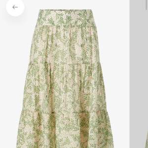 Säljer den här kjolen som ör oanvänd med pris lapp kvar🥰😍nypris runt 1500