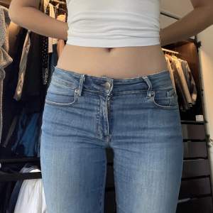Säljer ett par odd molly jeans som nu har blivit både för små och för korta för mig (174). Skulle säga att jeansen passar 165-172. Jättefina med små gulliga detaljer (skriv för fler bilder). Ej skinny modell längst ner!! Ställ alla frågor i kmt 💋💋