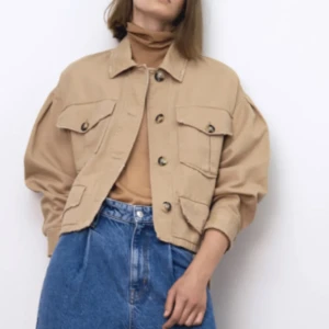 Trendig vårjacka - Snygg oanvänd vårjacka från zara. Frontas ihop med vouge. 