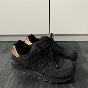 Limited edition New Balance mattsvart och guld - Skitcoola Limited edition New Balance. Säljs pga att jag tyvärr köpte de för små. Storlek 39 men passar 38-39. Väldigt bra skick.
