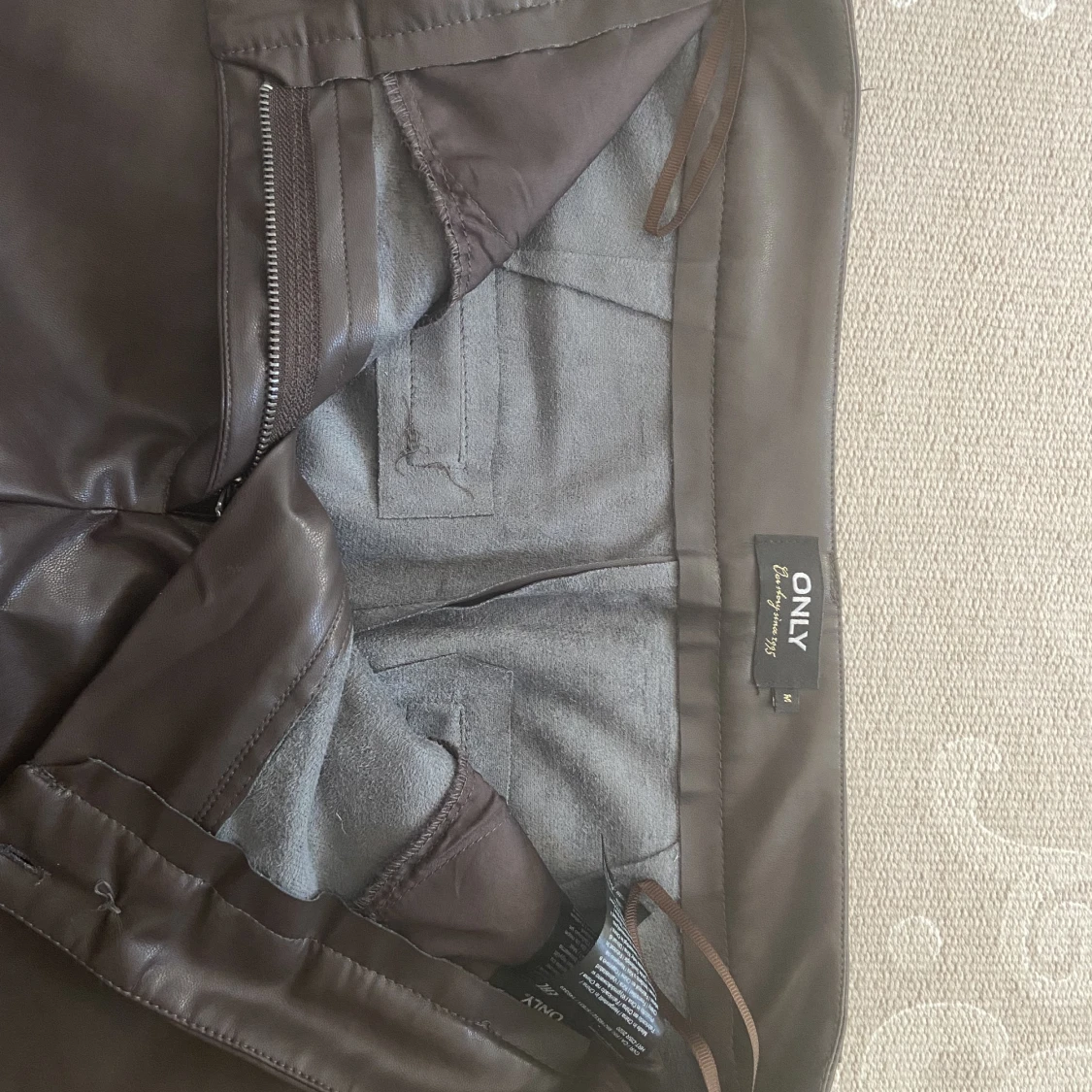 Mörkbruna skinnbyxor från Only - 91