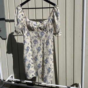 Somrig klänning  - Klänningen är från Boohoo, i braskick och aldrig använd! Nypris! 