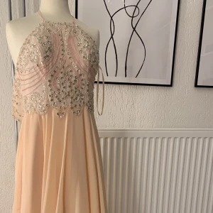 Klänning - Snart bal hörni, perfekt med en somrig klänning i storlek 34. Buren 1 gång. Köpt för 8000kr men säljer för 600kr. Pris kan diskuteras‼️