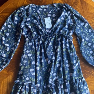 NA-KD klänning - Jättesöt Nakd klänning i storlek 40. Aldrig använd. Somrig men mörk.