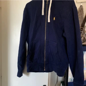 Ralph Lauren dress - Har en Ralph lauren dress jag säljer i storlek M, dressen är i ny skick och nästan oanvänd 