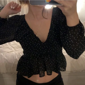 Prickig blus - En prickig blus som inte säljs längre (från hm) och är i bra skick. Har dock klippt bort lappen så vet inte riktigt storleken på den. Men jag brukar bära s/m å har ”b” kupa.