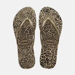 Flip-flops från Havaianas i leopardmönster. I bra skick, skicka meddelande vid frågor. Jag har vanligtvis storlek 36-37 och dessa passar mig jättebra. Mjuk sula och perfekt till stranden. Köpte mina för 399kr. Kontakta mig innan köp.