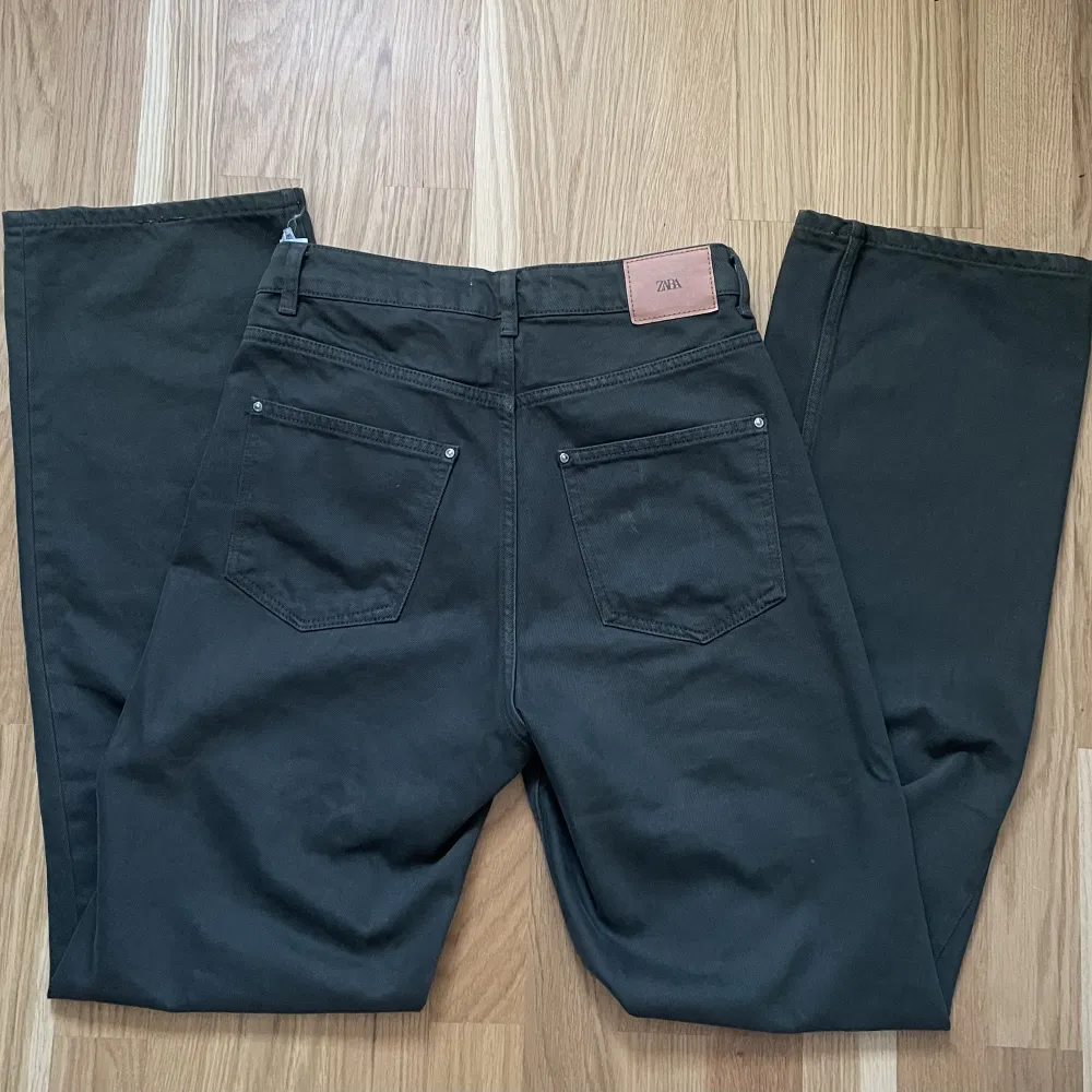 Mörkgröna highwast jeans från Zara! Storlek 38 med långa ben. Har nästintill aldrig använts ❤️. Jeans & Byxor.