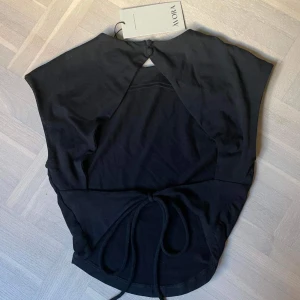 Donna-top från Ávora - Donna-top från Ávora i storlek S, slutsåld på hemsidan. Aldrig använd, endast testad. Lappen finns kvar.