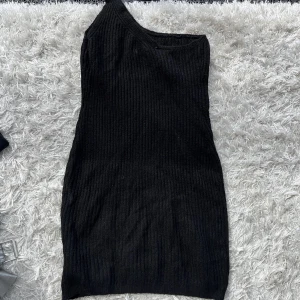Stickad klänning  - Onesholder, kort, stickad 