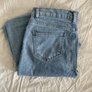 Säljer dessa lågmidjade bootcut jeans köpta från Nelly. Använd 2 gånger därav inga defekter.  Storlek: W26, L32  Betalning sker via swish!