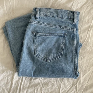 Bootcut jeans - Säljer dessa lågmidjade bootcut jeans köpta från Nelly. Använd 2 gånger därav inga defekter.  Storlek: W26, L32  Betalning sker via swish!