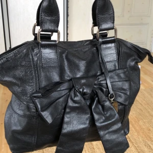 Väska - Jätte fin vintage väska från ett gammalt märke som heter betty Jackson som var en dyrt märke förr i tiden, har ärvt den av min mamma och den är super snygg men har tyvärr inte kommit till användning, den är svart med rosa insida🫶🏼