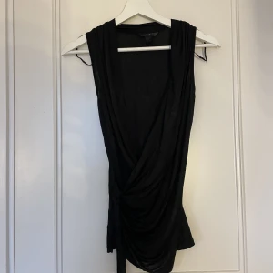 Svart topp - En svart topp från H&M i storlek xs. 