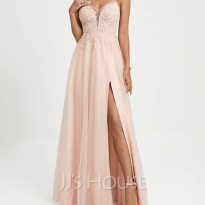 Ljusrosa detaljerad balklänning - Hej, jag säljer denna jättefina nyköpta och helt oanvända balklänningen! Klänningen går mot det ljusrosa hållet och har många fina detaljer. Den passar 36/38. Nypris 2672 kr, så säljer den väldigt billigt passa på! Pris kan även diskuteras