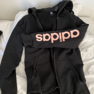 Luvtröja - Svart luvtröja från adidas, nästan oanvänd 