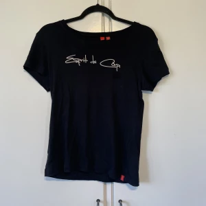 T-shirt - T-shirt från esprit i storlek xs/s skulle jag säga.  40 kr + frakt 🥰