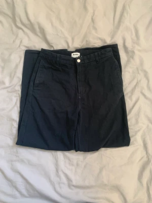 Weekday byxor - Riktigt fina byxor i i mörk marin blå. Passar bra på mig som är 177