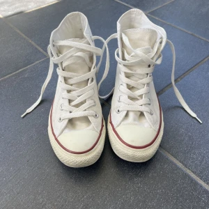 Vita converse - Skitsnygga vita converse. Använda men ändå väldigt rena.
