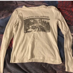 Brandy melville tröja - Så fin långärmad tröja med tryck❤️ skriv privat för egna bilder!😘säljer samma i svart❤️