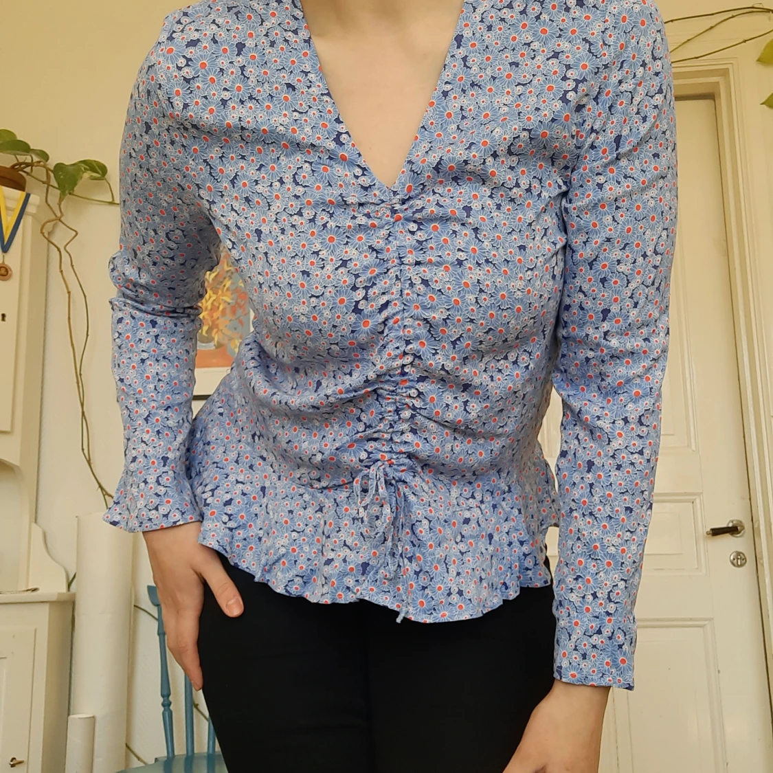 Blommig blus med volanger - 90