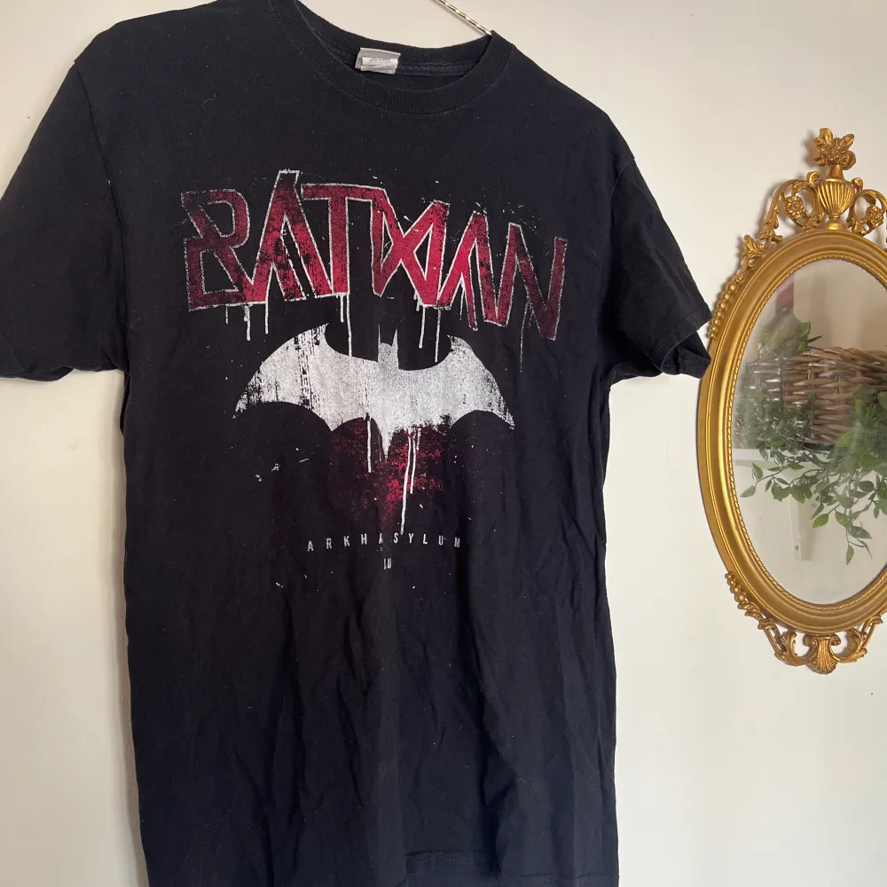 Cool Batman tröja me text på ryggen, använd några gånger! Strl M💋🦇. T-shirts.