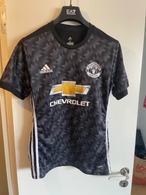 Manchester United tröja adizero svart united fotboll - Skick: 6/10 Storlek: S Säljs för att jag tömmer garderoben och behöver inte dessa!