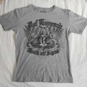 Def Leppard t-shirt  - Bandtröja med Def Leppard på. Storlek M.  Eventuell frakt betalas av köparen 🖤