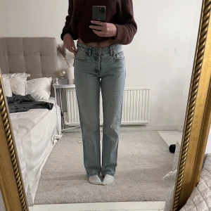 Jeans - Säljer nu dessa snygga jeans från zara då jag ej använder dem längre, sparsamt använda.