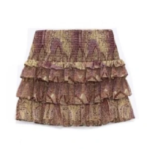 Zarakjol  - Säljer denna fina slutsålda kjol i storlek M pågrund av att den inte satt så fint på mig. Köpt på Plick för 500+frakt så kommer sälja den för det också. Jag skulle säga att kjolen passar S och M då den inte är så stretchig.💗💗