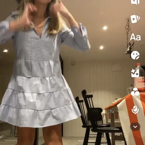 Klänning  - Jätte fin sommarklänning från Zara💙har ett hål som jag sytt ihop själv, kolla bild 2! 