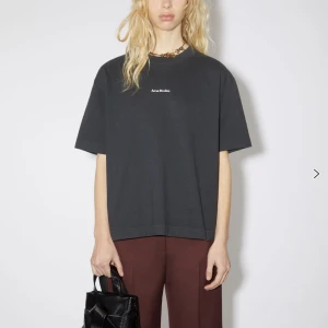 Acne t shirt - En sparsamt använd acne studios t shirt i 100% bomull som passar både män och kvinnor. Lite ”hårdare” passform. Storlek: S  Nypris: 2 200kr