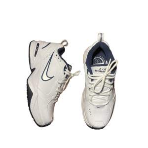 Slutsålda Nike Air Monarch IV Sneakers. Helt nya men använda en gång för jag inte ville inse att de var för små 🥲Inga defekter eller tecken på användning (se skicket på bilderna) Kan mötas upp! 