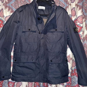Stone island vårjacka  - En tvärfet vårjacka för herr. En present som jag en gång fick som är för liten nu efter 1 års användning. Den är använd men i bra skick. Precis fått den tvättad hos kemtvätt för försäljning.   Tveka inte att höra av dig för vidare frågor eller funderingar