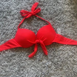 Push up bikini överdel - Denna bikini överdelen är ifrån shein och i storlek xs. Den är i push up. Använt denna en gång bara men aldrig badat i den för jag har andra bikinis som jag sträcker mig till så lika bra att sälja denna.