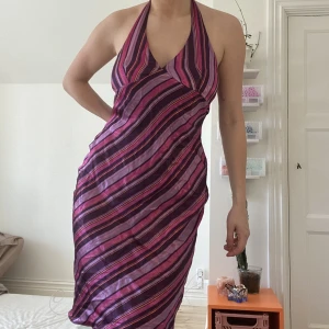 Satinklänning med knyte - Rosa/lila/orange klänning med stripes i satin. Storlek S/M