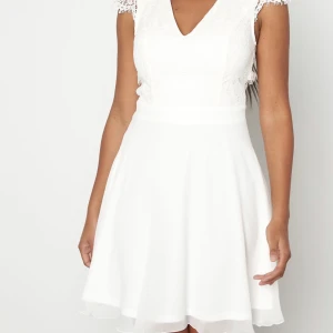 Vit studentklänning - Helt oanvänd klänning, prislapp kvar Köpte två storlekar och hann inte skicka tillbaka den ena