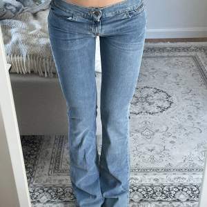 Så så fina mellanblåa lågmidjade jeans från Fornarnia. Jeansen köptes second hand, men är helt som nya💕