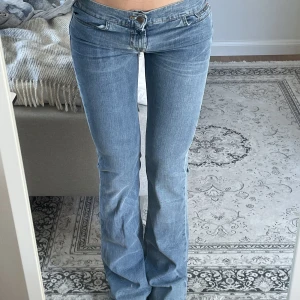 Lågmidjade jeans från fornarnia  - Så så fina mellanblåa lågmidjade jeans från Fornarnia. Jeansen köptes second hand, men är helt som nya💕