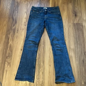 mörkblåa low flared jeans - köptes på gina för 500kr knappt använda! säljer för dem är för stora😊 små defekter längs med vart man har skorna men absolut inget som syns! pris kan alltid diskuteras! tryck på köp nu🫶 low waist!!